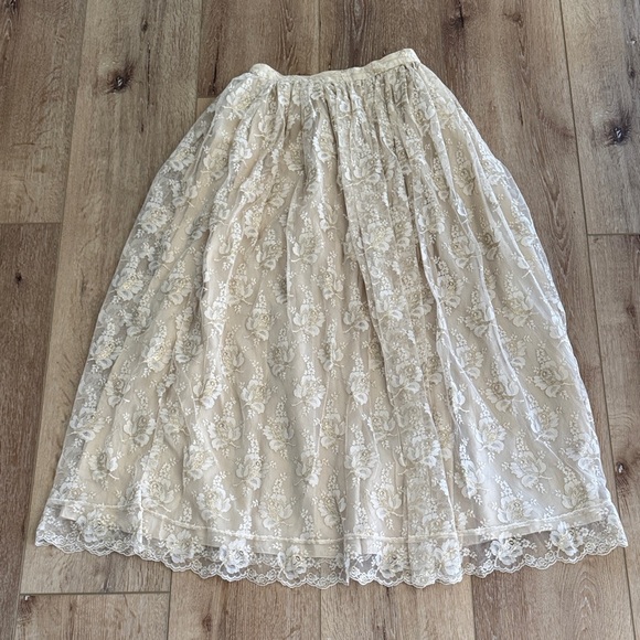 Dresses & Skirts - Vintage Women's Cream Lace Overlay A-Line Skirt size 7/8